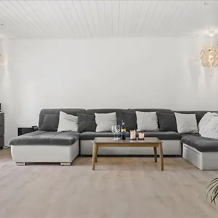 Villa House Near Public Transport *