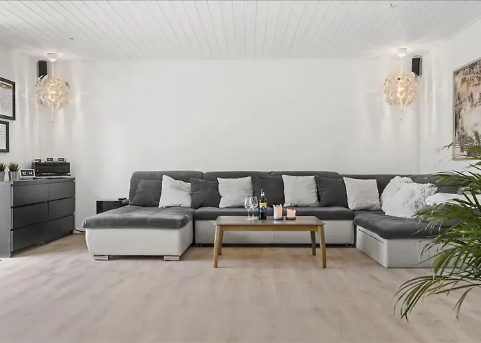 Villa House Near Public Transport *