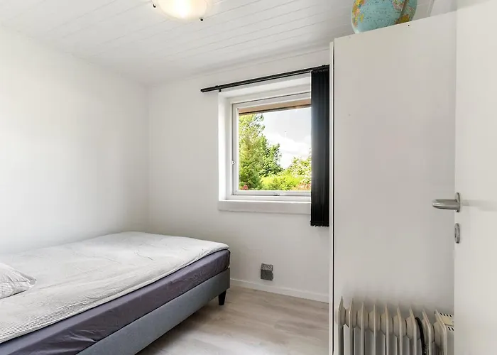 House Near Public Transport Βίλα