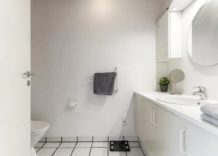 House Near Public Transport Βίλα *
