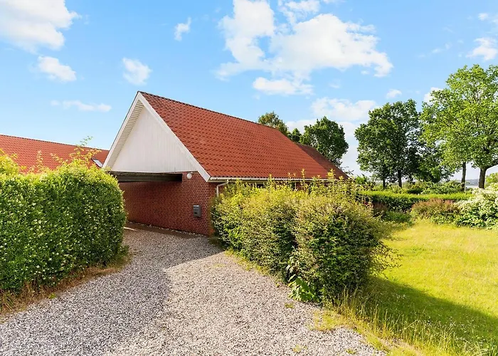 House Near Public Transport Βίλα *